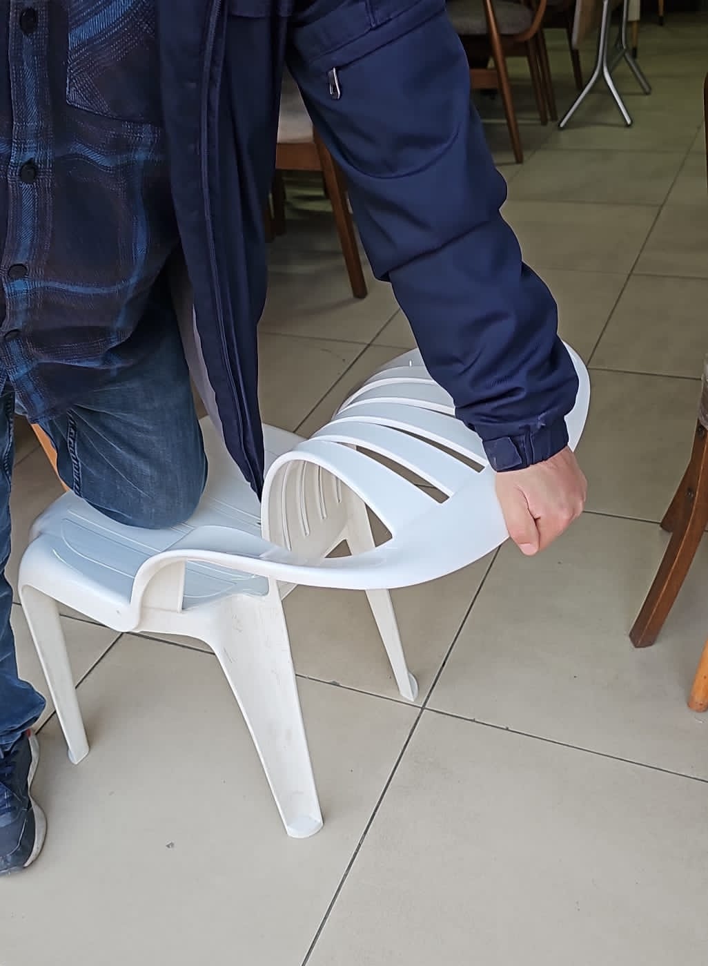 Bergama Esnek Sandalye Orijinal Beyaz | Esnek Yapılı Profesyonel Model – Fabrikadanal.net